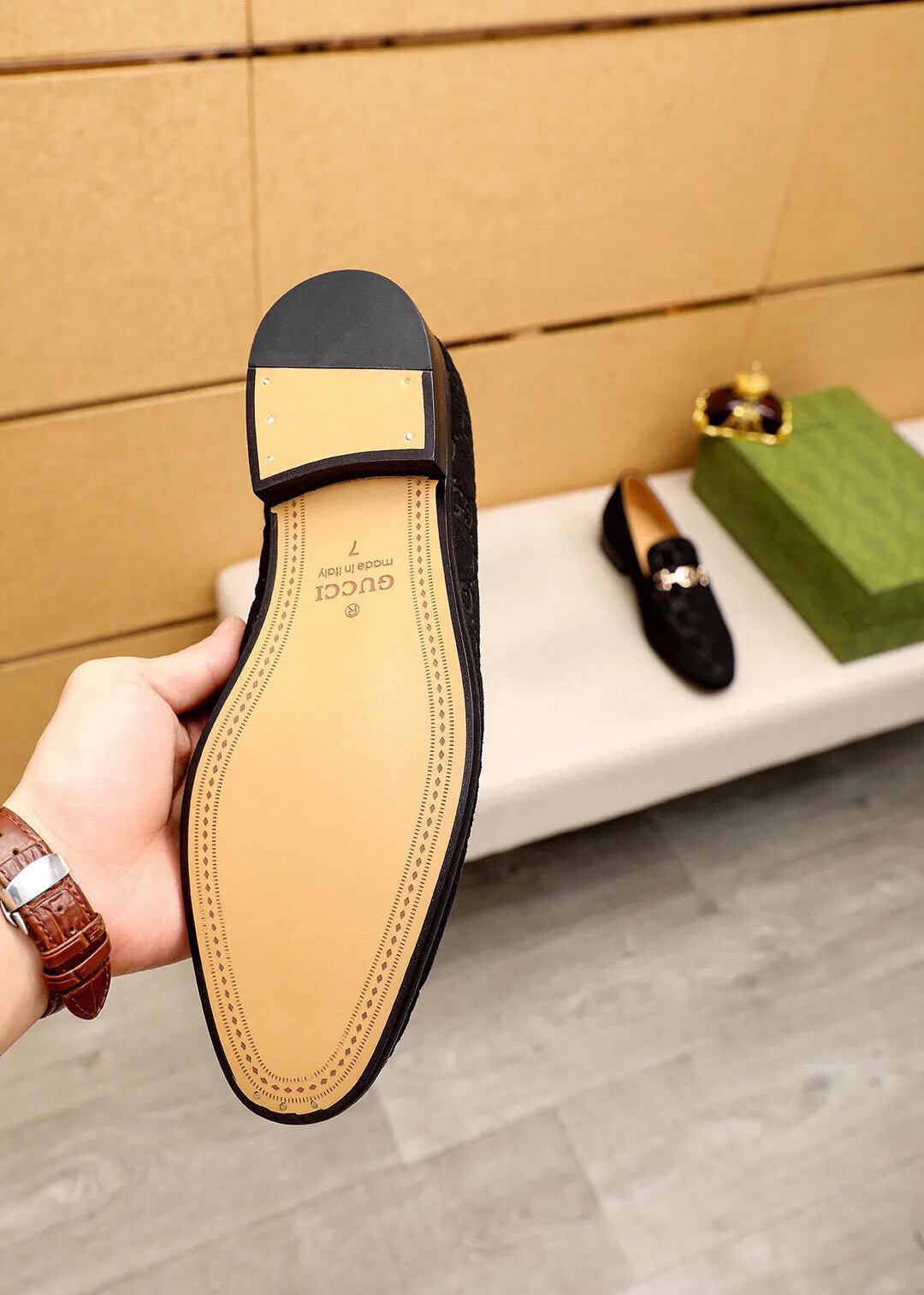 Men's shoes 💰520 💐 Product trademark: GUCCI "Gucci" casual leather shoes Regular size: 39-44 (38.45🉑️customized) Product materials: Selected imported first-layer calfskin embossed upper + luxury hardware buckle, imported water-dyed cow leather lining. Strong three-dimensional visual effect, original combination outsole Color: 3⃣️colors available